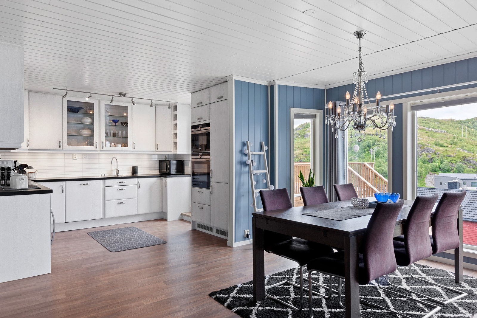 Det er gjennomgående stue/kjøkken-løsning som gir et stort og åpent oppholdsrom. Galleribilde