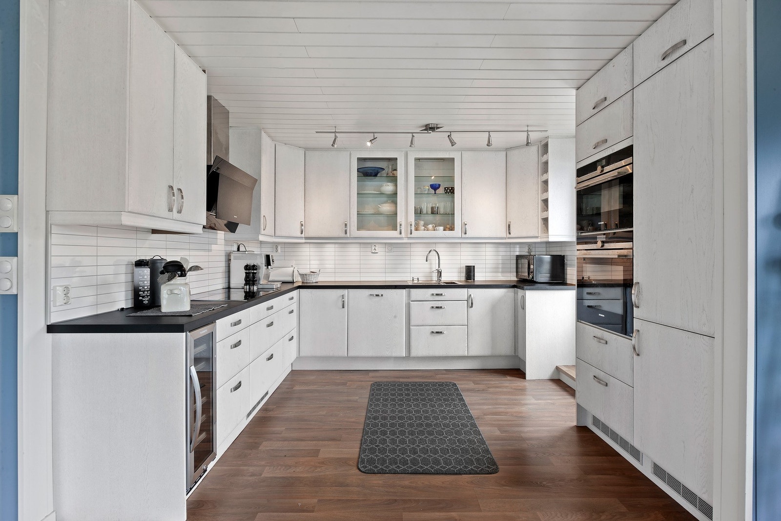 Kjøkken med integrert kjøleskap, oppvaskmaskin, induksjonstopp, stekeovn
og dampsteikovn. Rikelig med oppbevaringsplass i skuffer og skap. Galleribilde