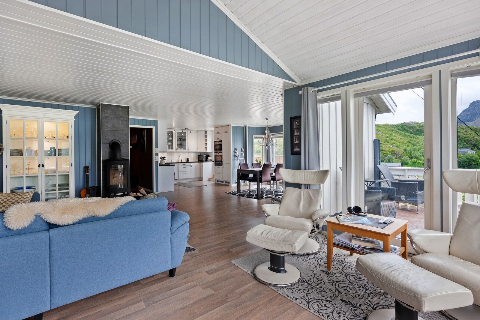 Sentrert i rommet er det en ovn som varmer godt på kjølige dager. Galleribilde