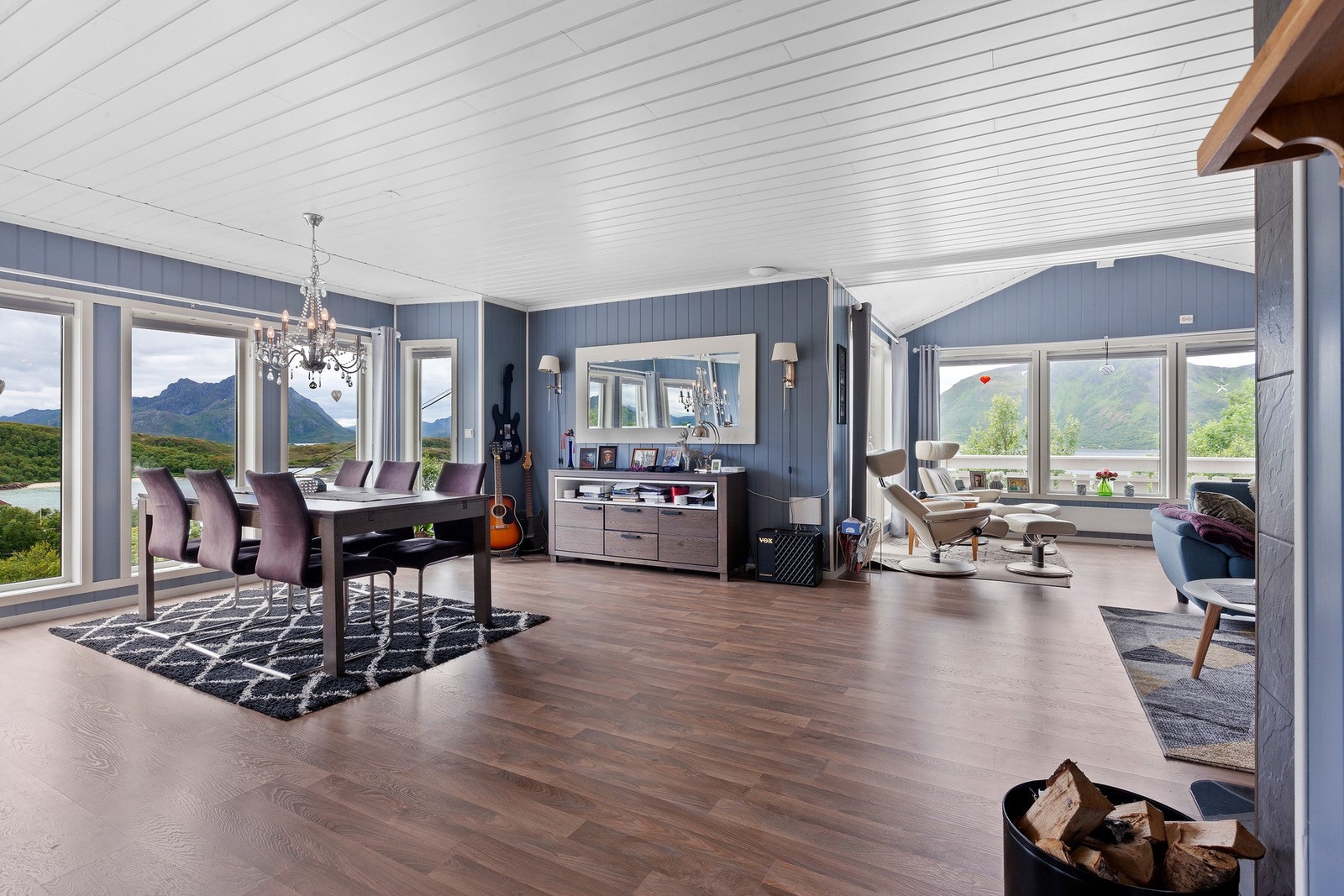 Fin og romslig stue med lysinnslipp fra to forskjellige retninger. Galleribilde