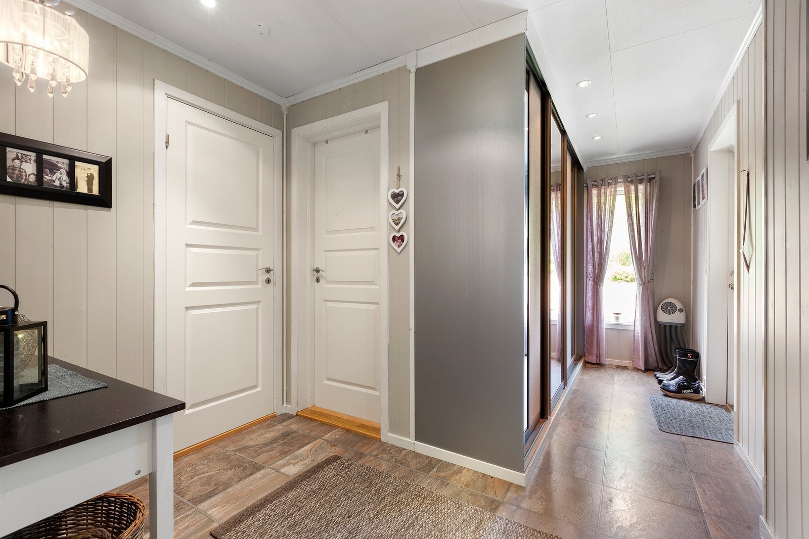 God plass til å henge fra seg i skyvedørsgarderoben. Galleribilde