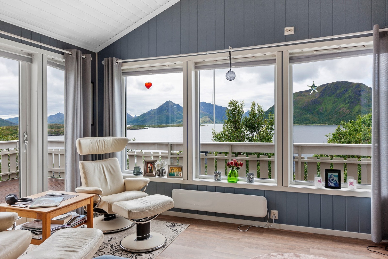 Store vindusflater som lar dagslyte flyte fritt. Galleribilde