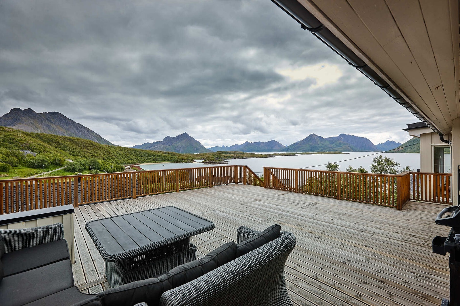 Meget god plass til utemøbler, grill og det man måtte ønske. Galleribilde