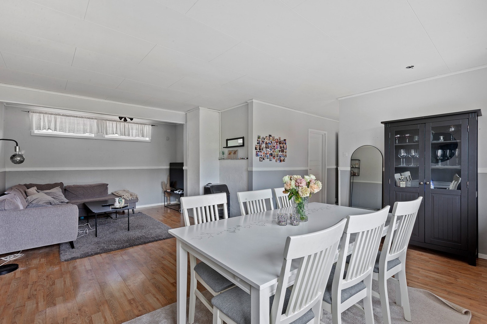 Plass til både sofagruppe og spisebord. Galleribilde