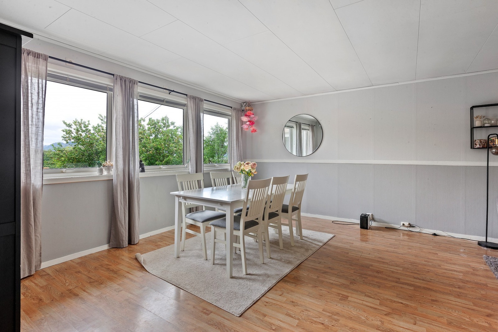 Stue er utført i lyse overflater. Galleribilde