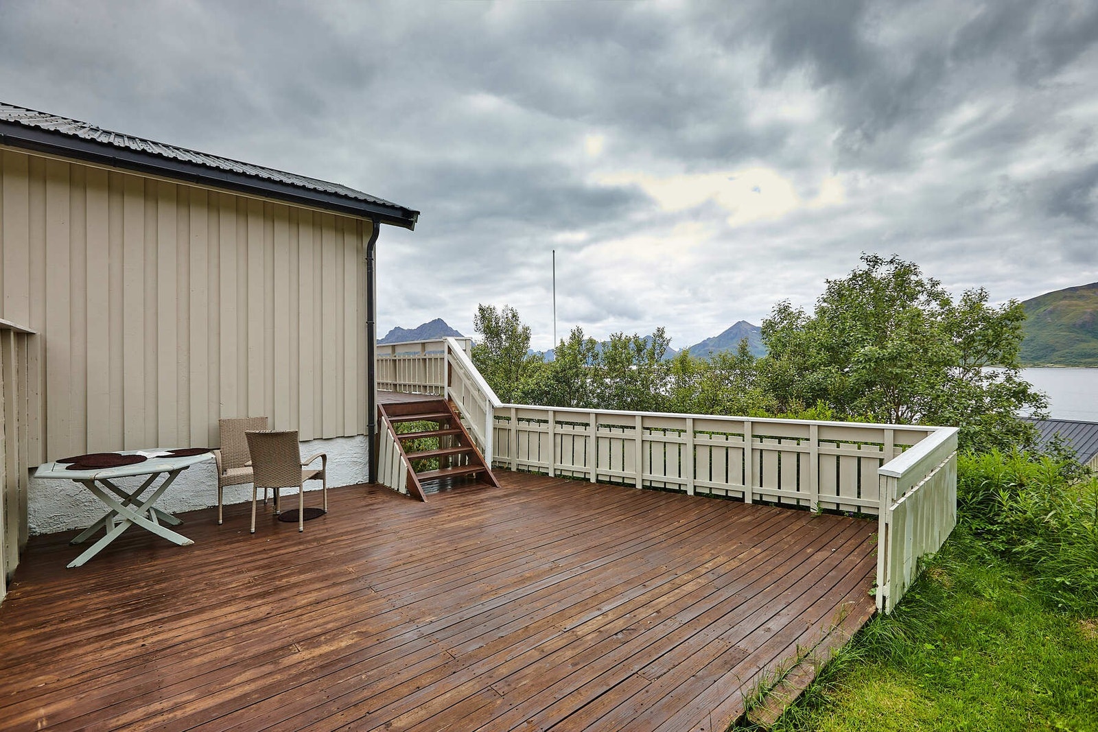 Stort veranda/terrasseanlegg over to etasjer på ca 170 kvm. Galleribilde