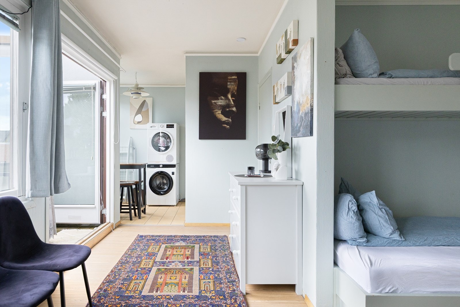 Åpen løsning mellom stue og kjøkken gir en luftig romfølelse Galleribilde