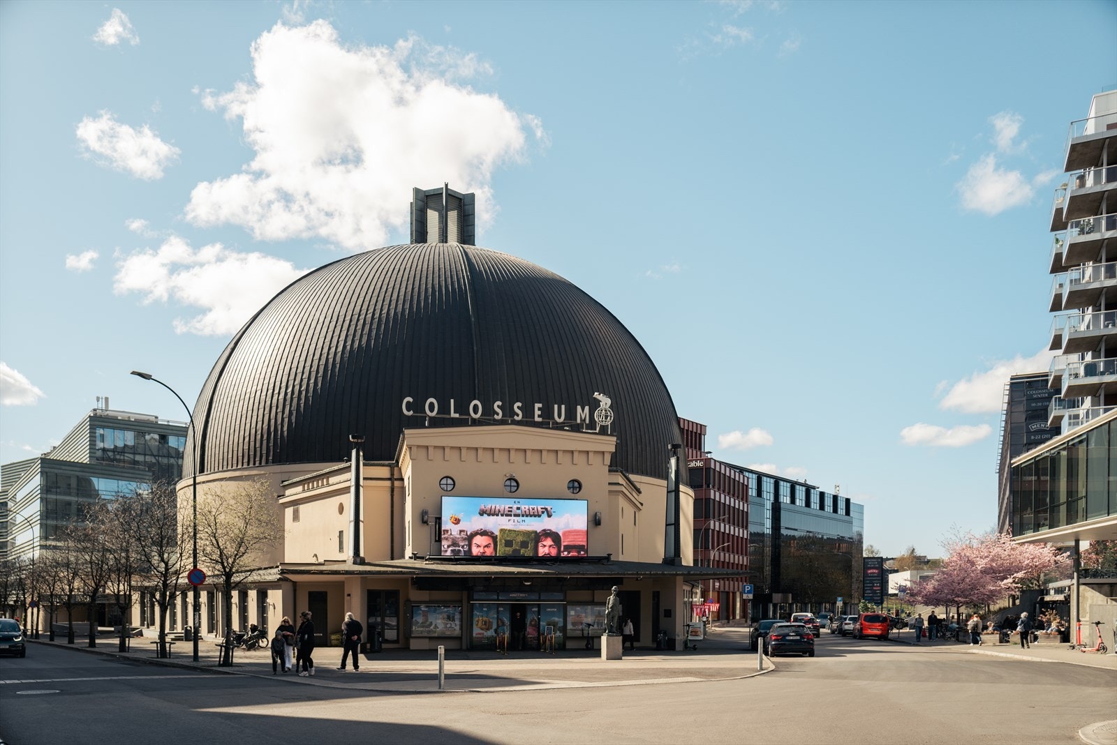 Fra leiligheten er det kort vei til både bylivet og rekreasjonsmuligheter. Colosseum Kino er bare et par minutters gange unna Galleribilde