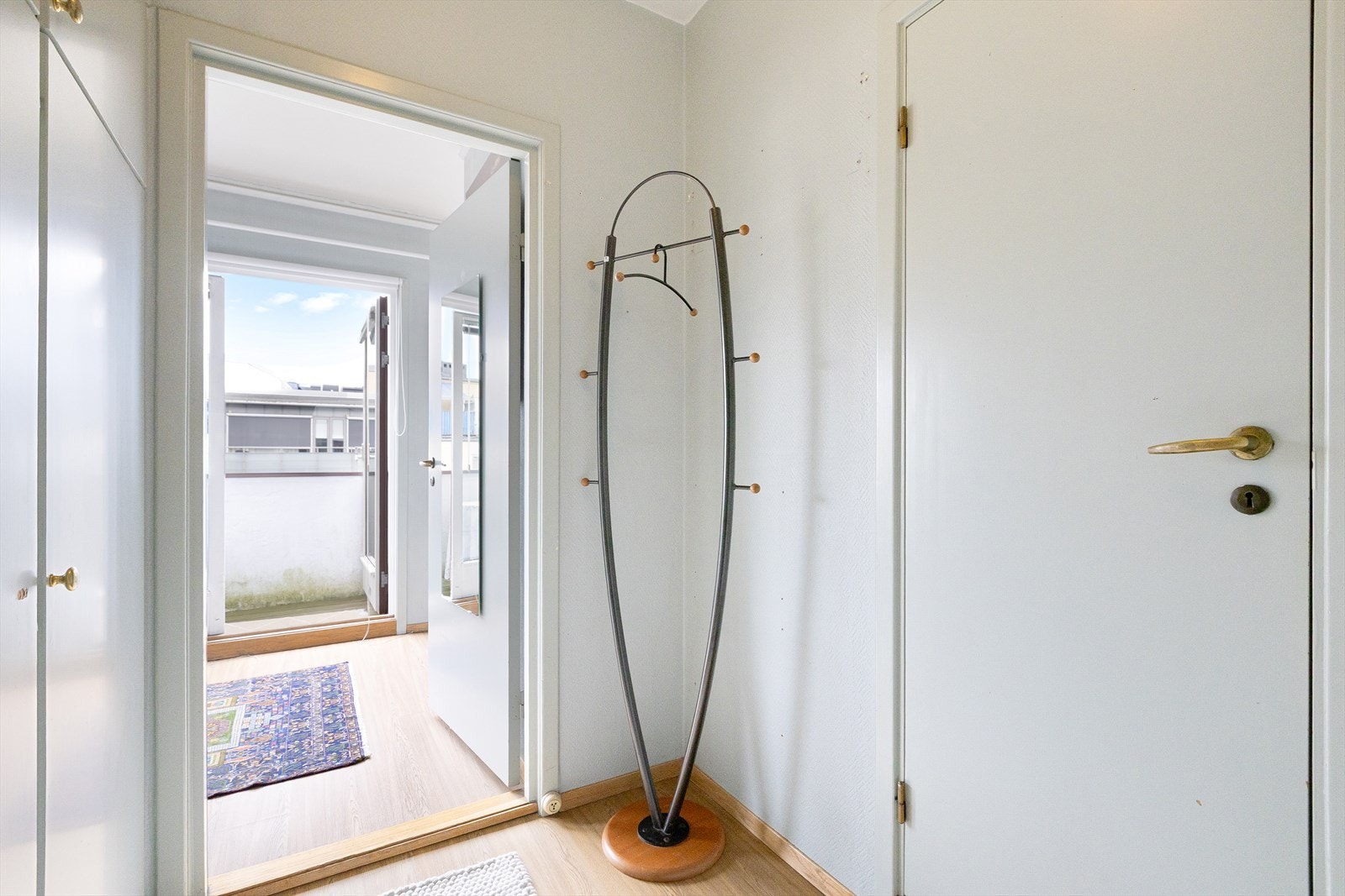 Inngangspartiet har godt med oppbevaringsplass i skap Galleribilde