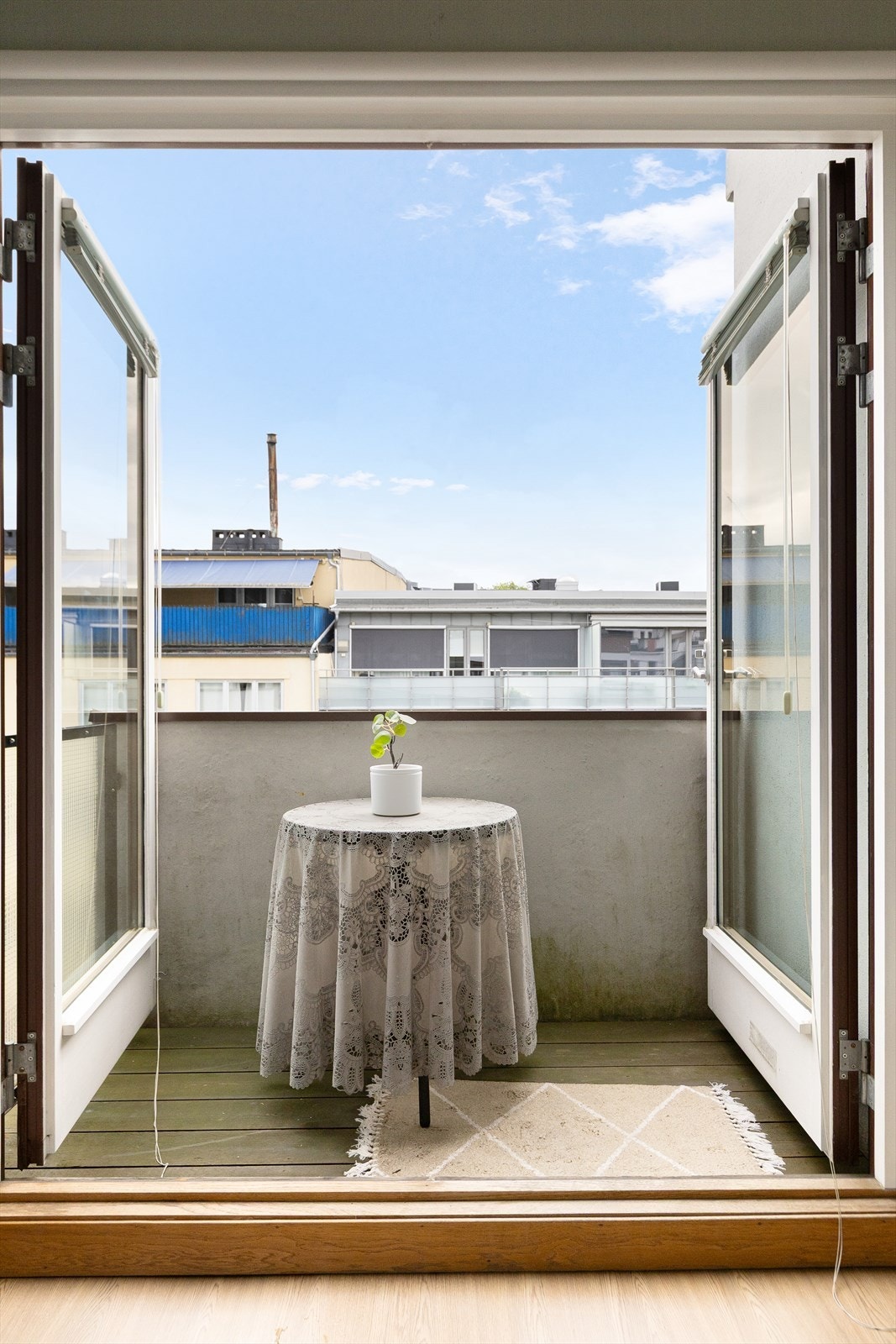 Balkong med doble fløydører som enkelt åpner opp stuen og skaper en sømløs overgang mellom inne- og uteområdet Galleribilde