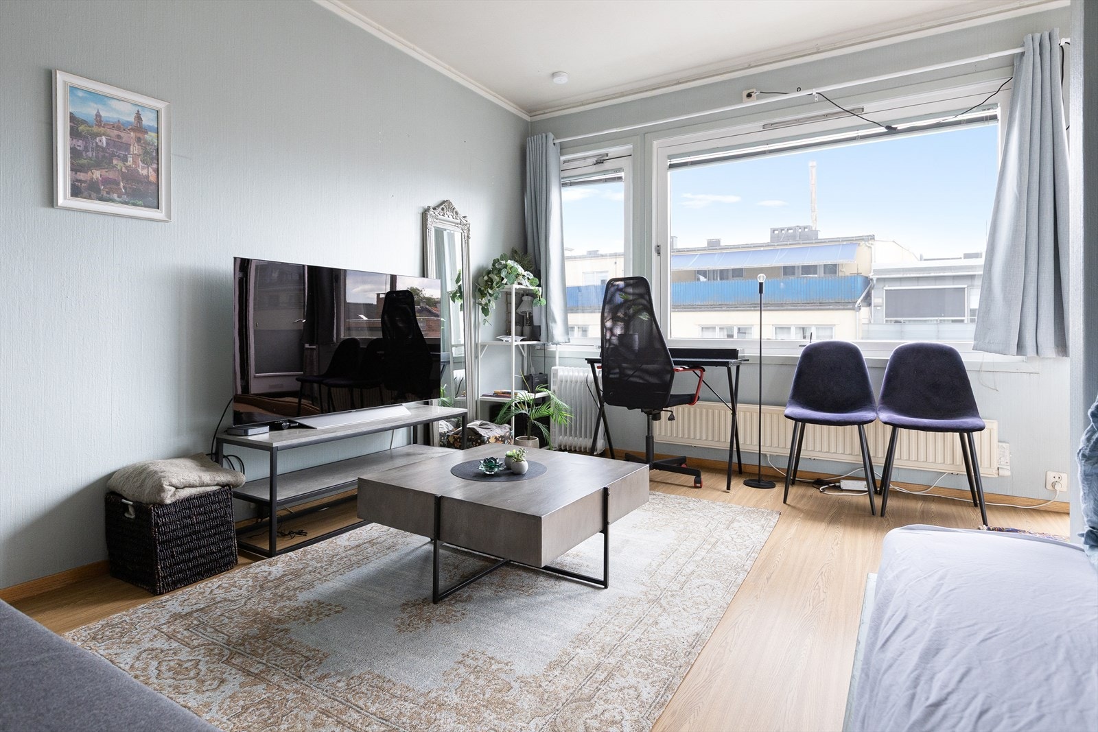 Romslig stue med god plass til sofa, TV-hylle og TV-bord Galleribilde