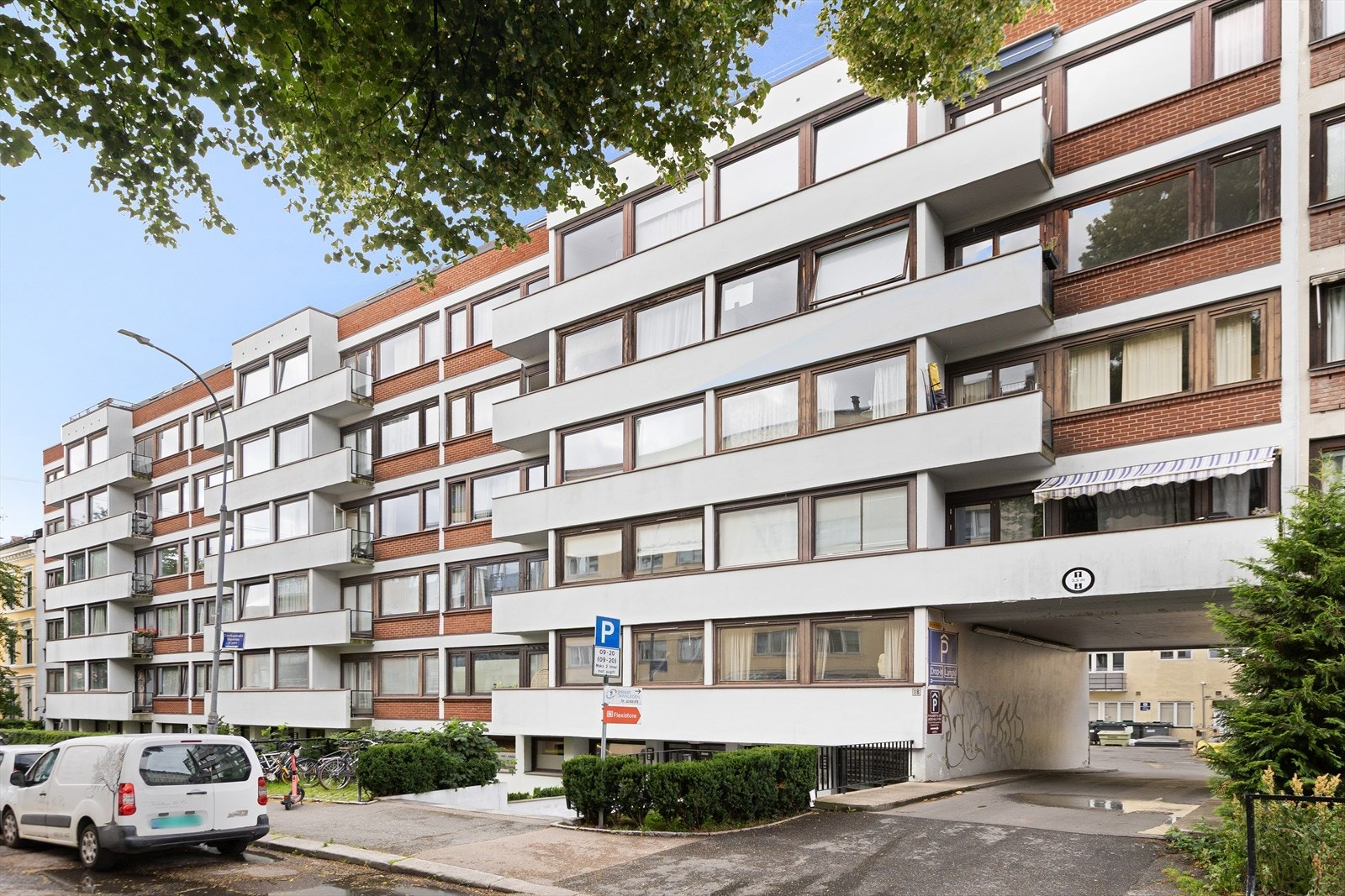 Leiligheten har en svært sentral beliggenhet på Frogner med umiddelbar nærhet til Bogstadveien - byens mest populære shoppinggate med et bredt utvalg av butikker, kaféer og servicetilbud, samt Majorstuen like i nærheten Galleribilde