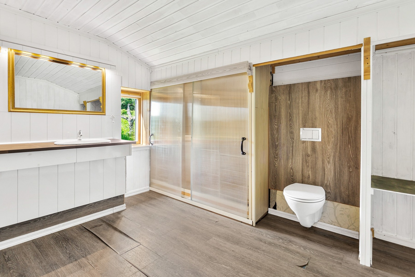 Bad - 11,5 kvm. Jfr. takstrapport må badet totalrehabiliteres. Galleribilde
