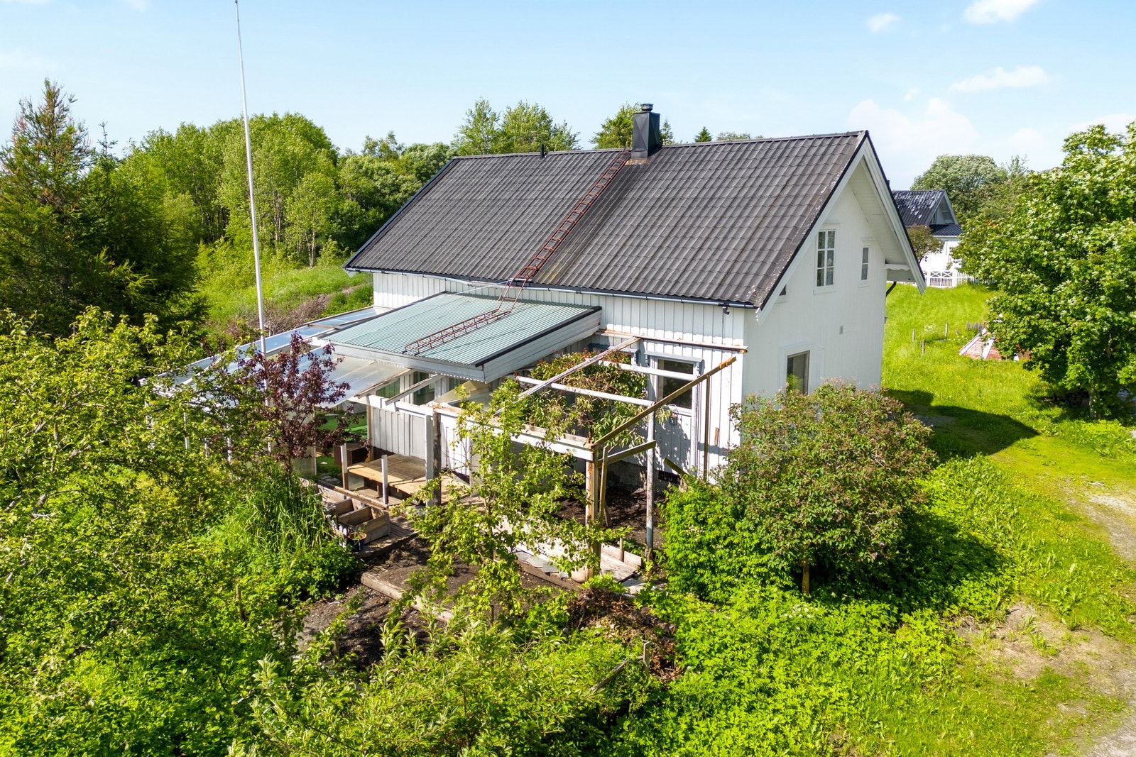 Enebolig oppført 1896. Jfr. takstrapport er boligen å betegne som et totalrehabiliteringsprosjekt. Galleribilde