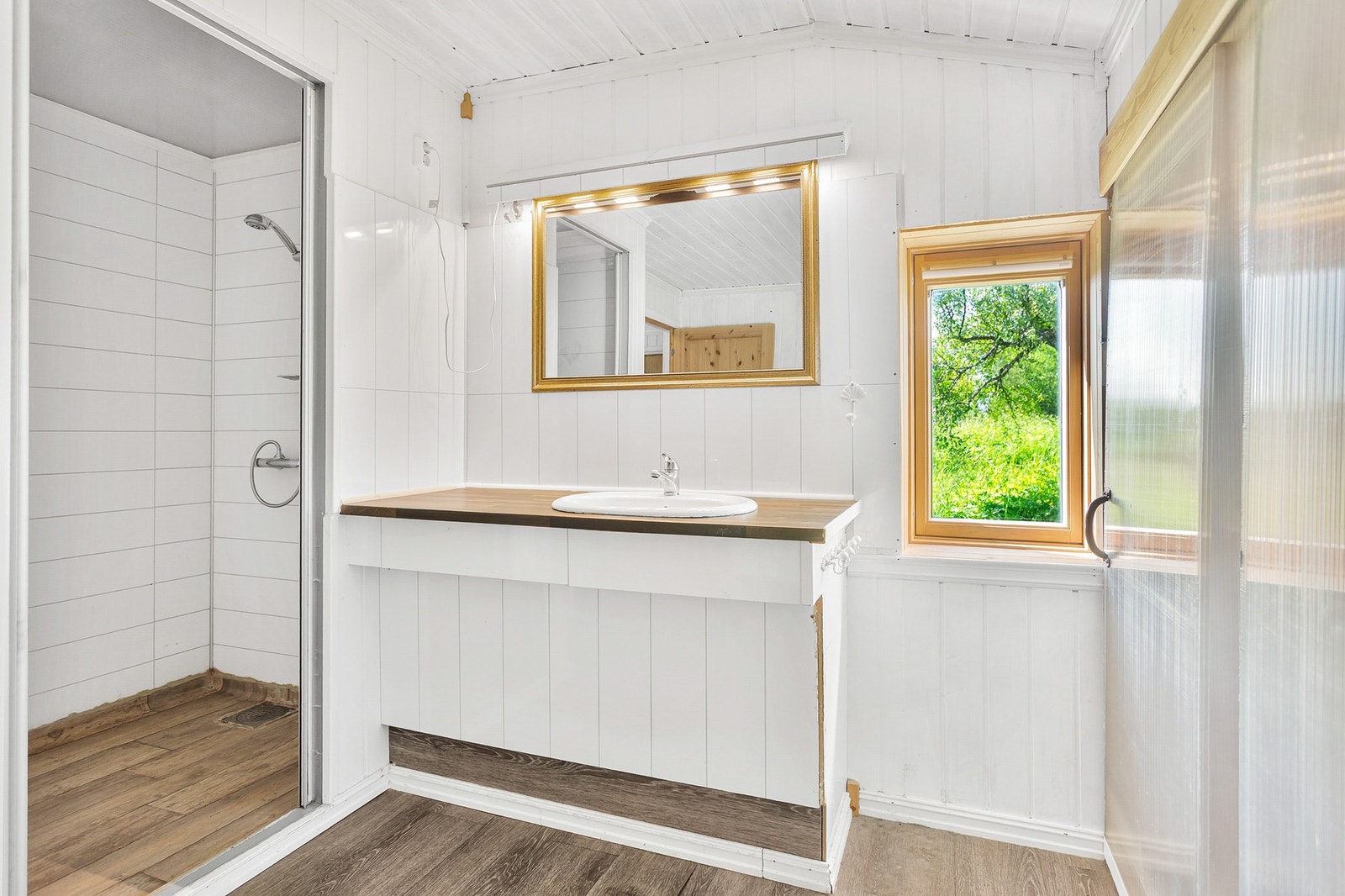 Det er innredet med servant, dusj og toalett. Galleribilde