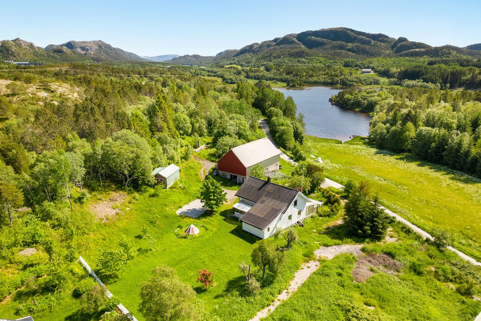 Eiendommen består av enebolig, uthus og eldre driftsbygning, samt tomt på 219,1 Daa. Galleribilde