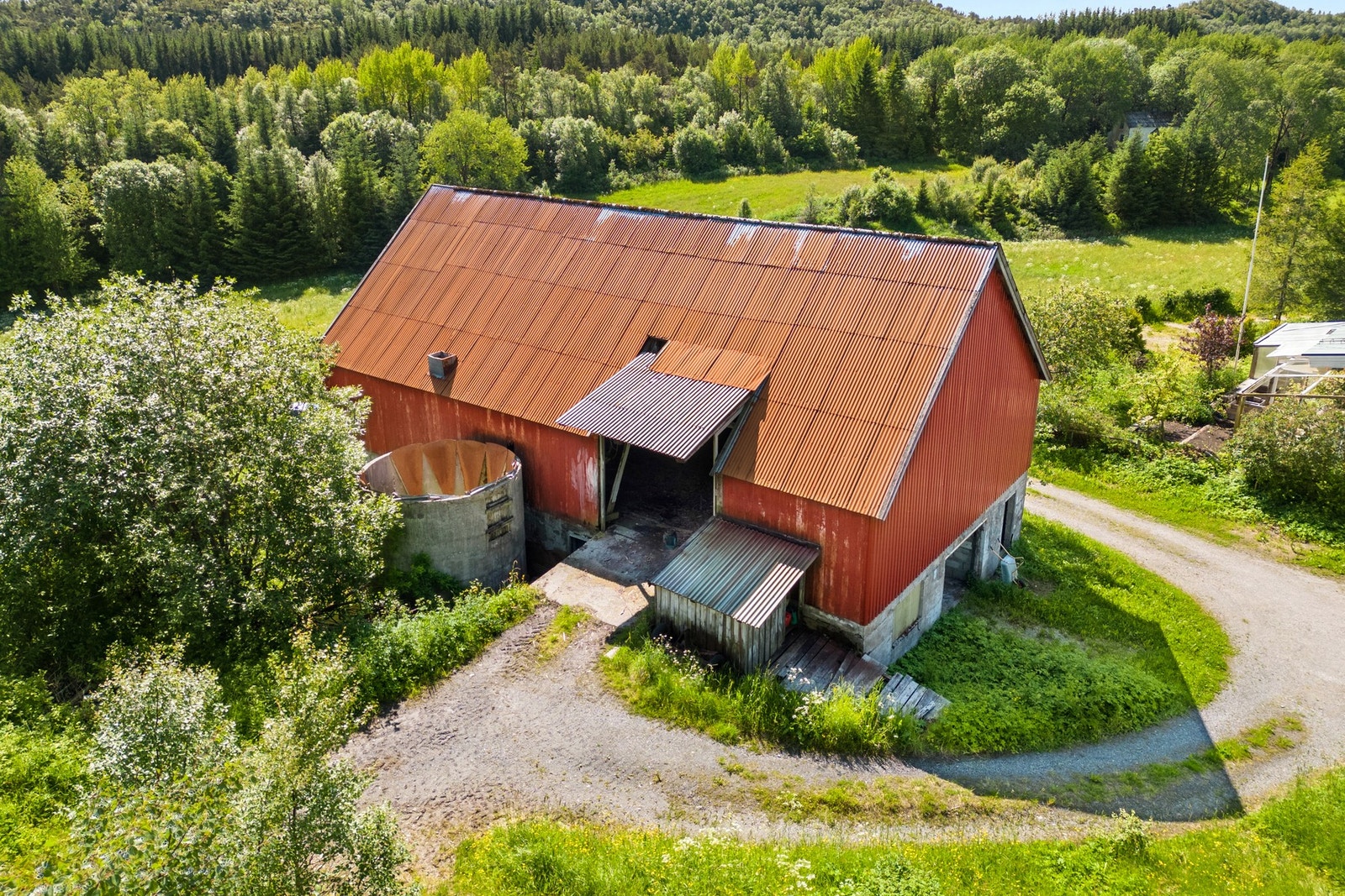 Eldre driftsbygning, oppført 1946. BTA 390 kvm. Galleribilde