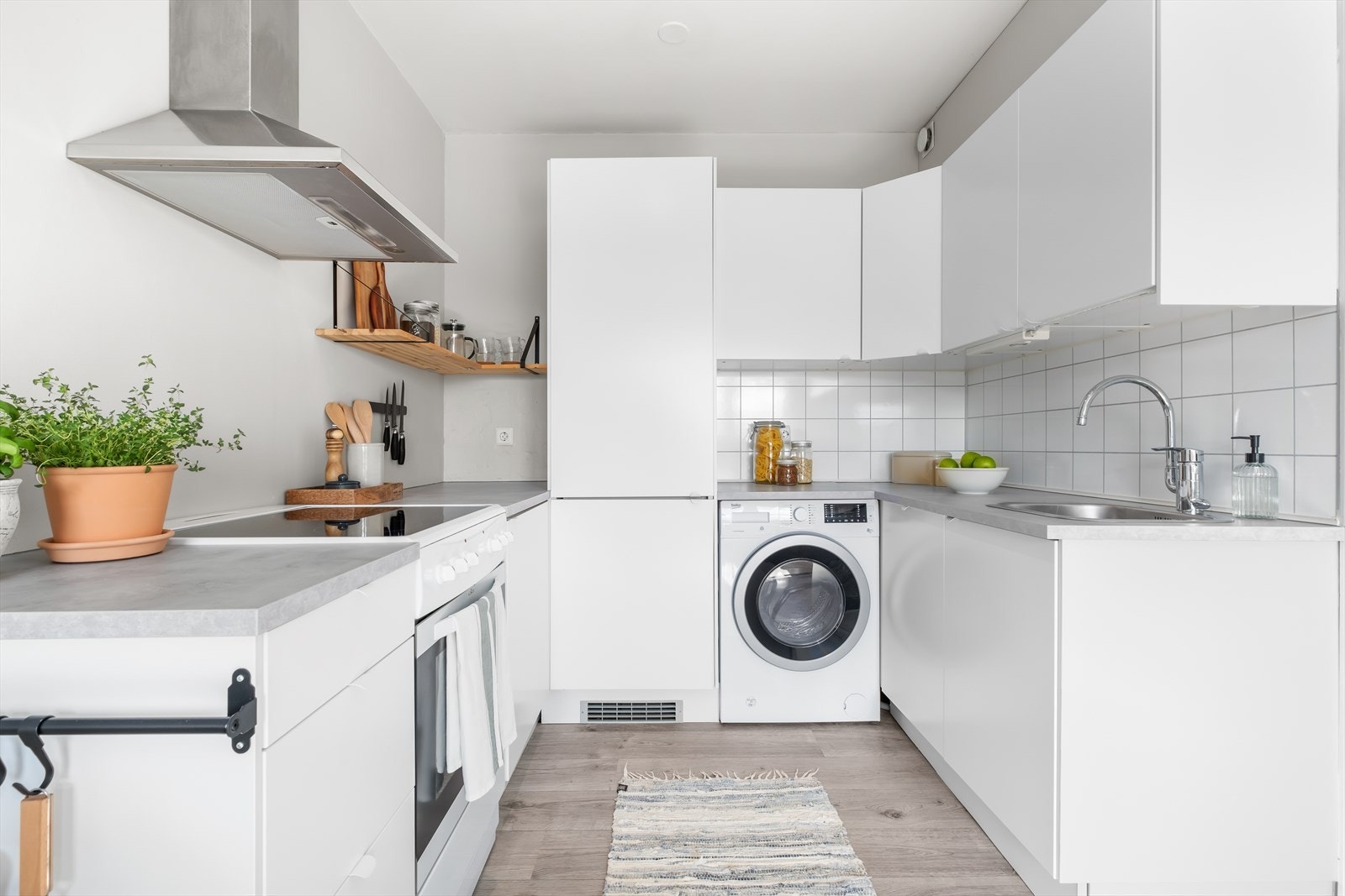 Kjøkkenet har godt med skap- og benkeplass Galleribilde