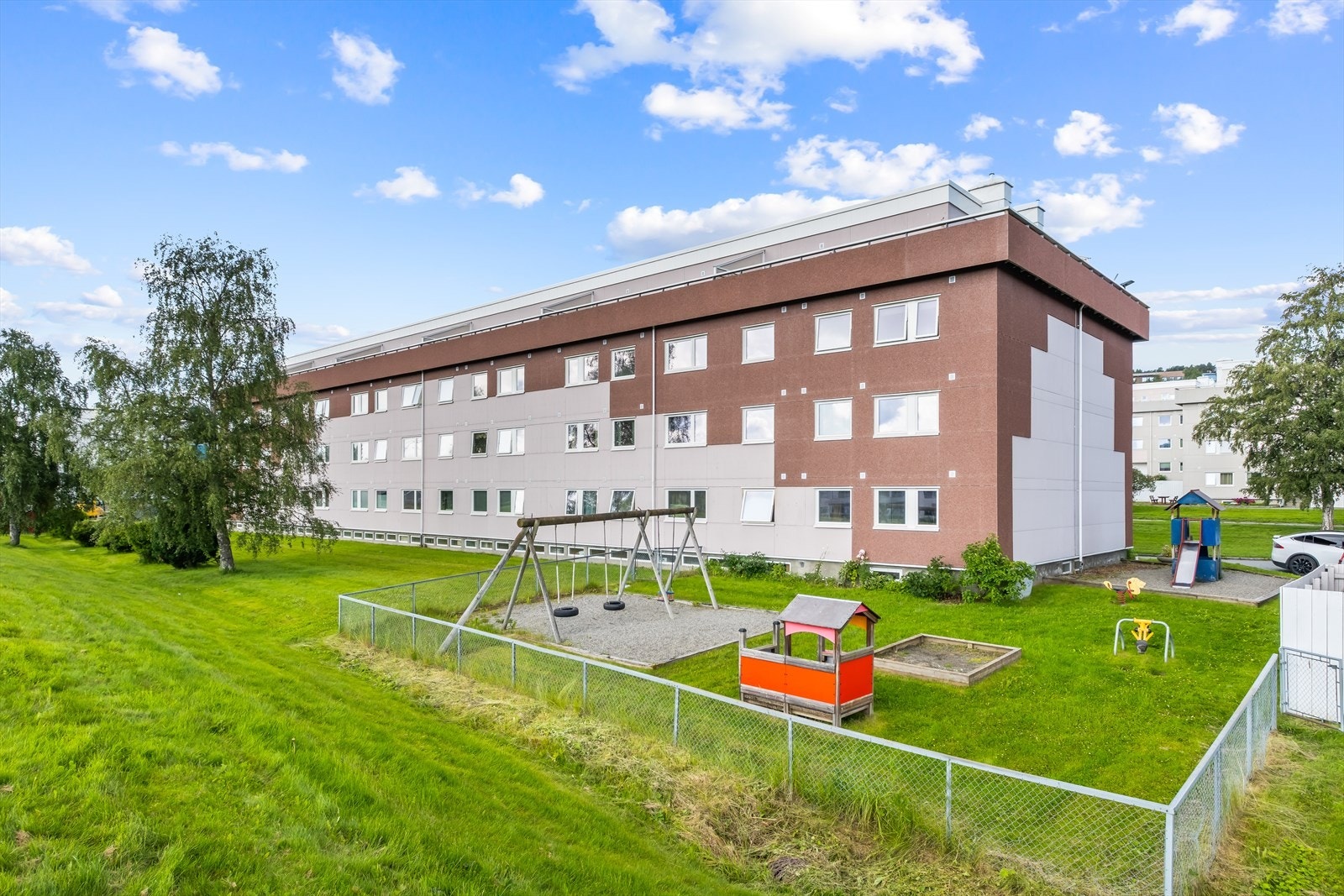 Fra området er det nærhet til metrobuss, flere dagligvarebutikker, apotek og vakre Bymarka Galleribilde