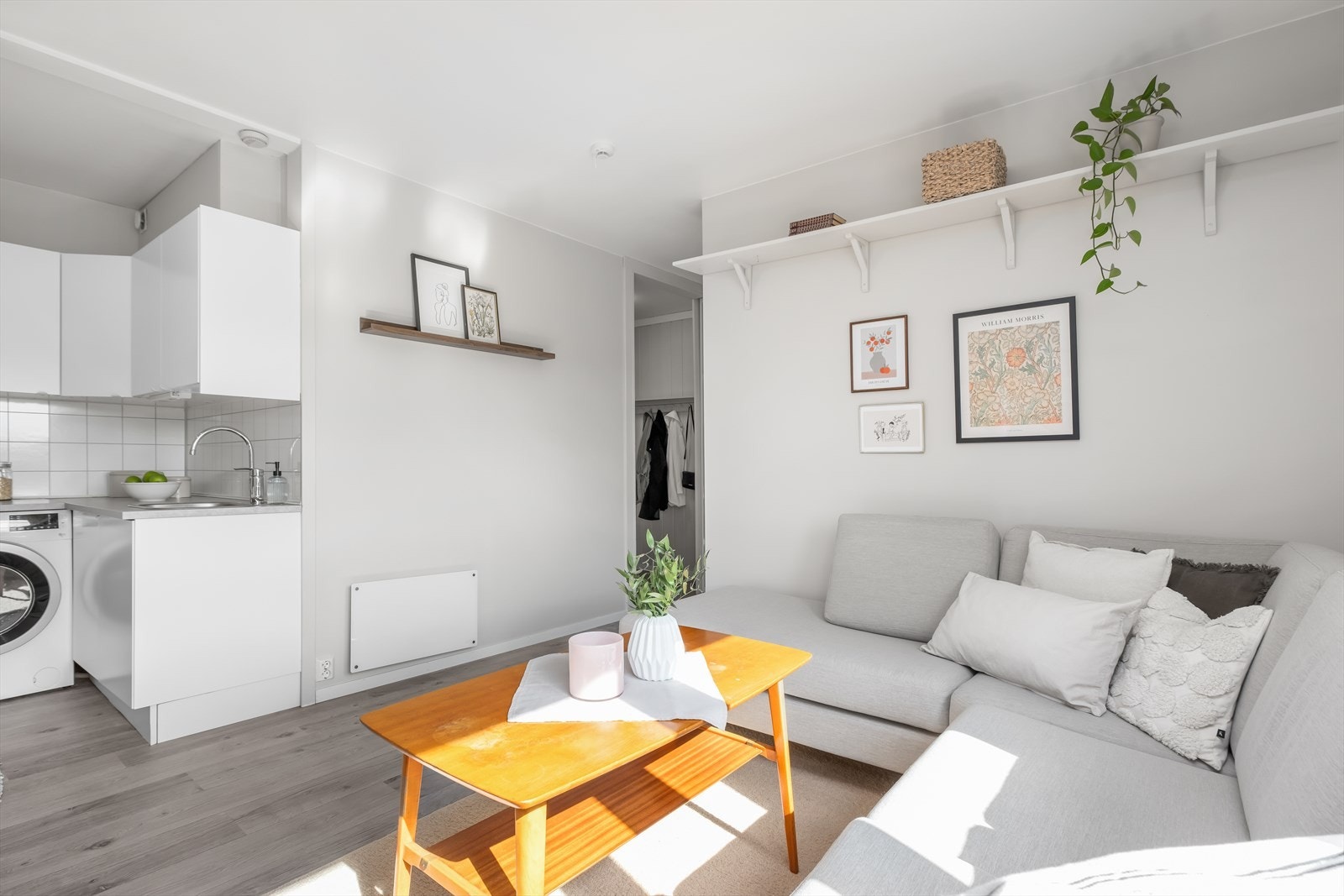 Fint og lyst stue-/kjøkkenareal på ca. 18 kvm. Galleribilde