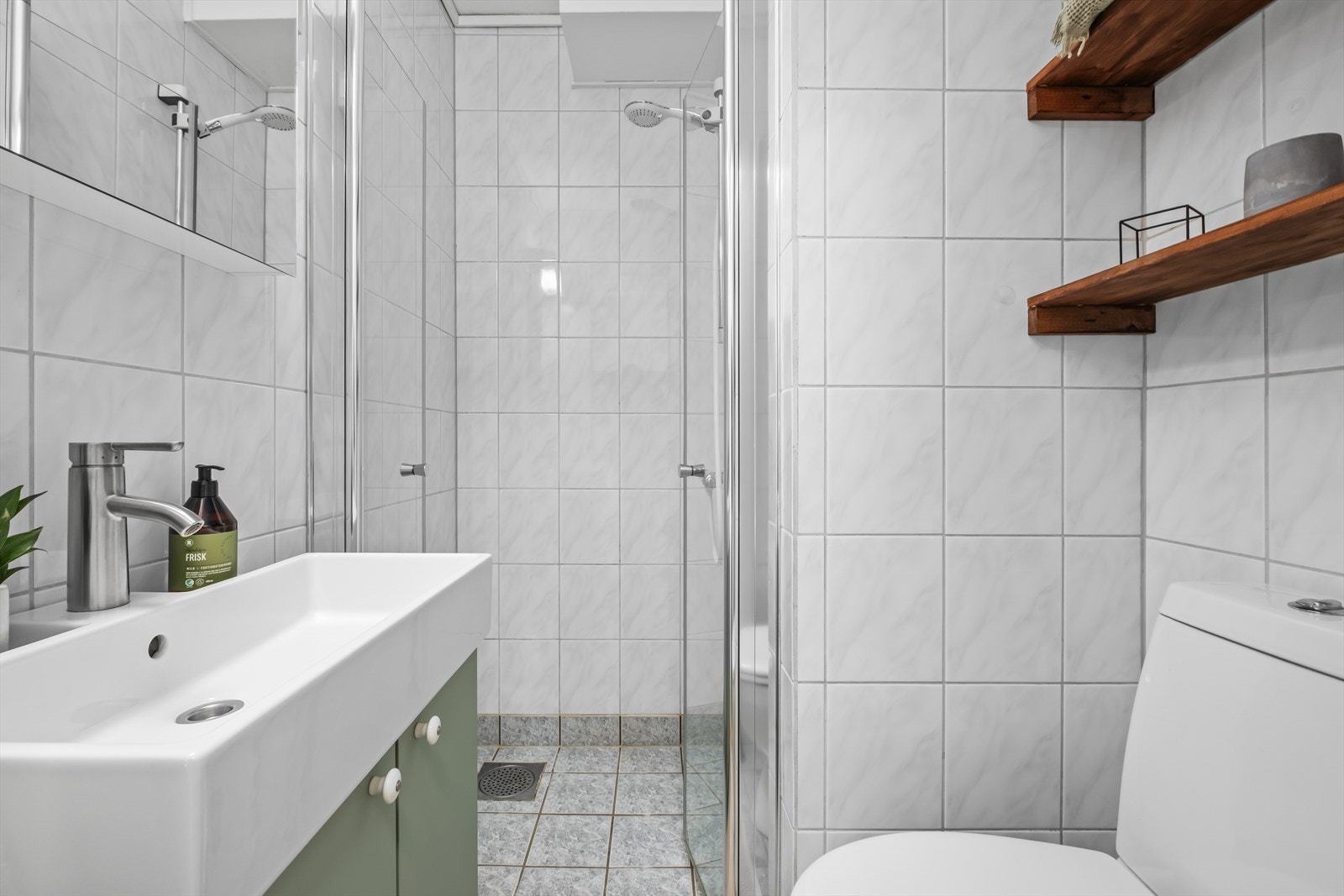 Pent bad på ca. 2 kvm. Toalettet ble skiftet i 2015 og servant, samt servantskap ble skiftet i 2017 Galleribilde