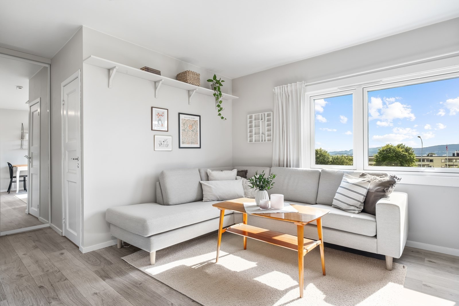 Leiligheten har en gjennomgående pen standard, med fin utsikt fra stue og soverom Galleribilde