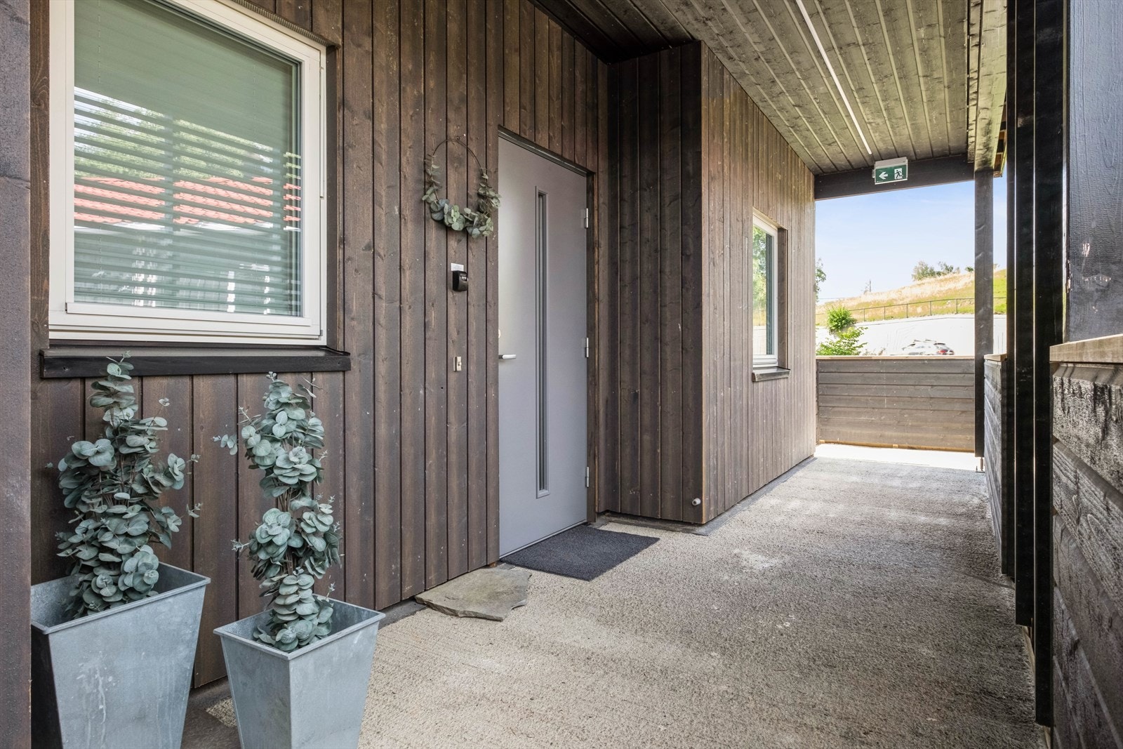 Romslig overbygd svalgang ved inngang Galleribilde