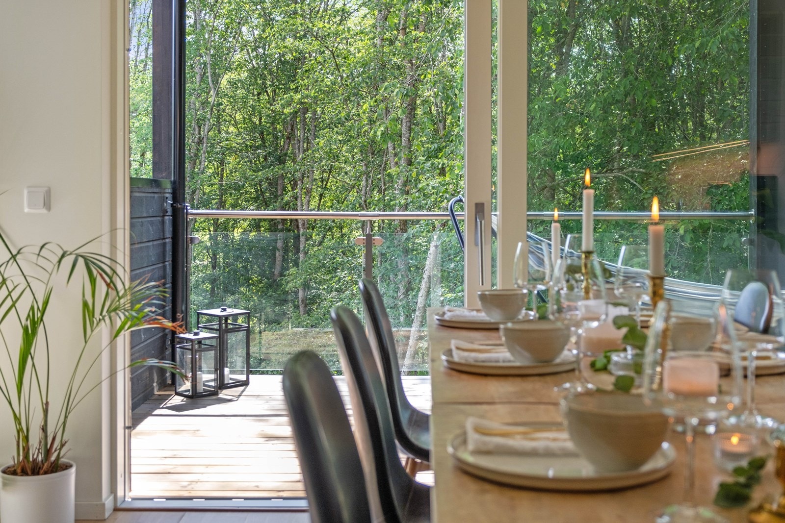 Det er direkte adgang til balkongen fra stuen, og skyvedøren fungerer som en forlengelse av stuen på fine sommerdager. Galleribilde