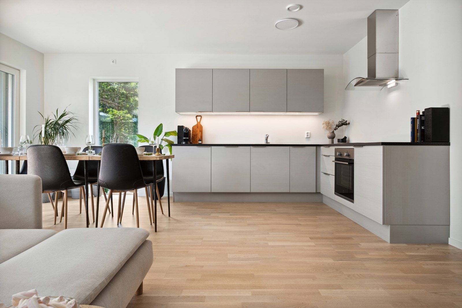 Lekkert kjøkken med integrerte hvitevarer og godt med skap- og benkeplass Galleribilde