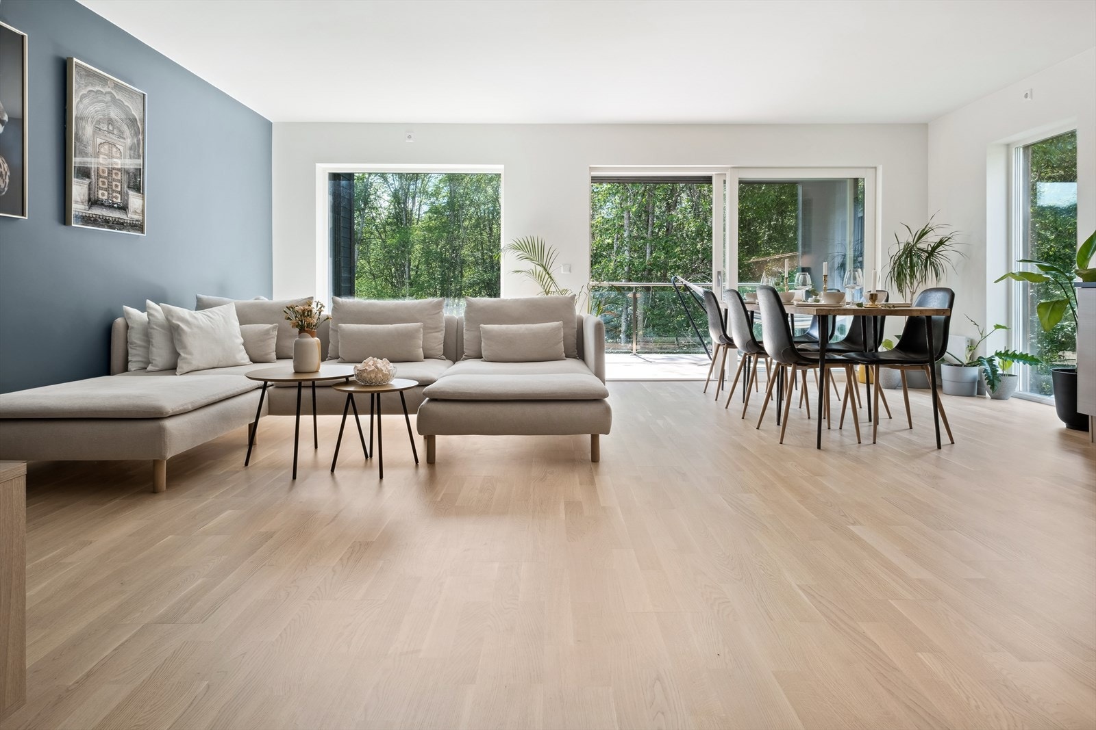 Leiligheten har et tidløst og gjennomført fargevalg, med smakfull stil og materialer av høy kvalitet - på lik linje med resten av bygget. Galleribilde