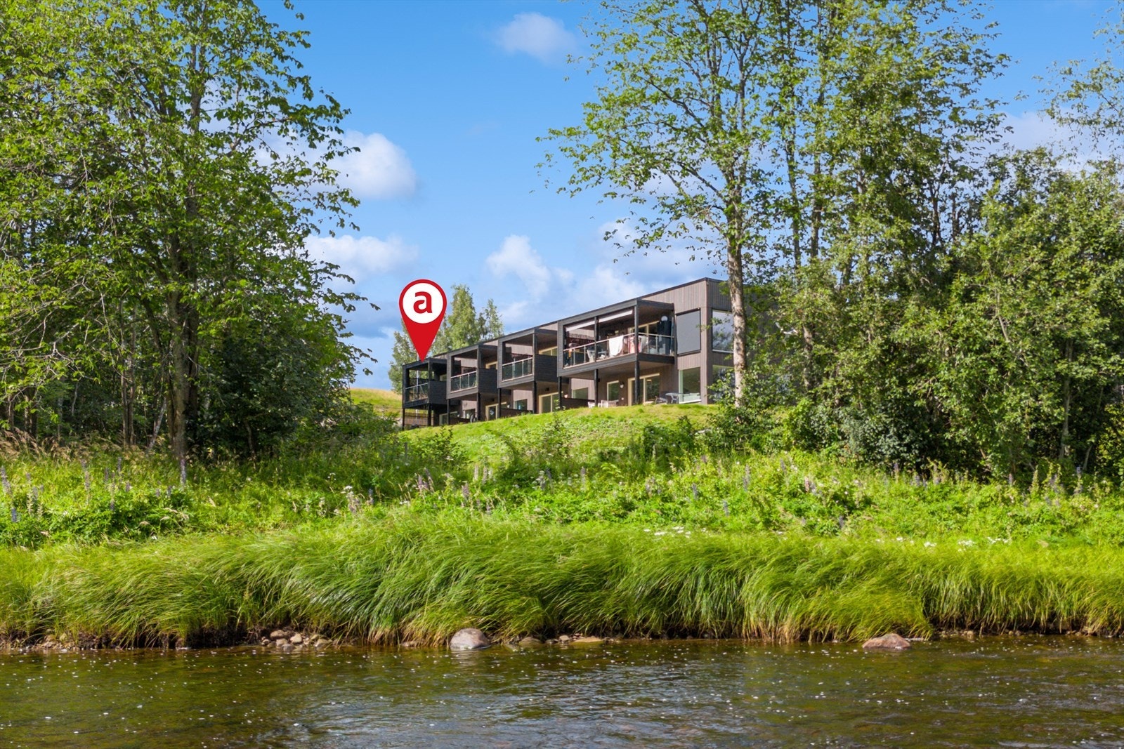 Leiligheten har en fin utsikt til elva og grøntarealer Galleribilde