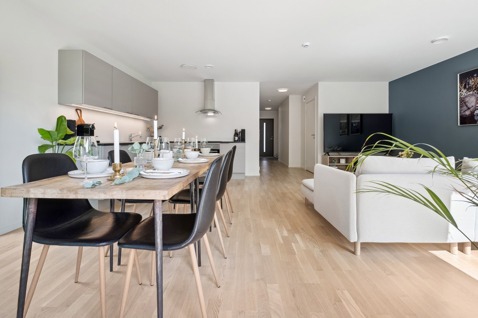 Leiligheten byr på stue og kjøkken i åpen løsning, solrik balkong, innvendig bod, bad, to soverom og entré. Det medfølger fast p-plass og utebod på 5m². Galleribilde