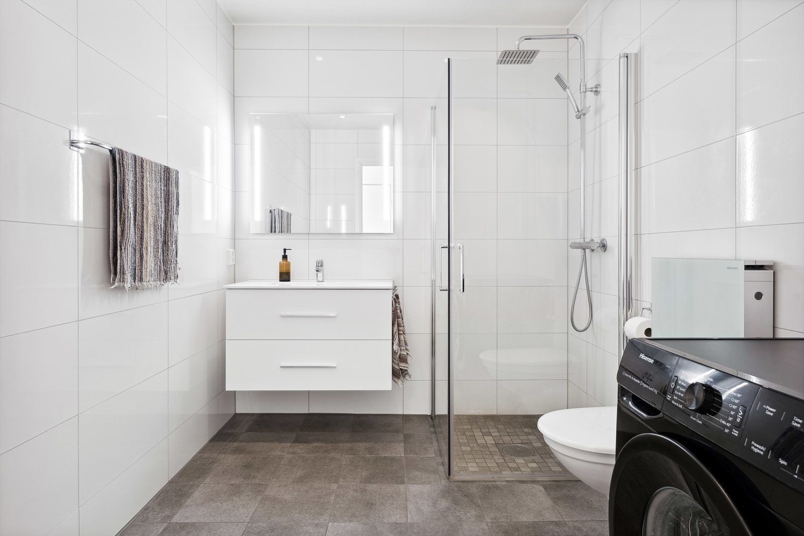 Delikat flislagt bad med varme i gulv og opplegg til vaskemaskin Galleribilde