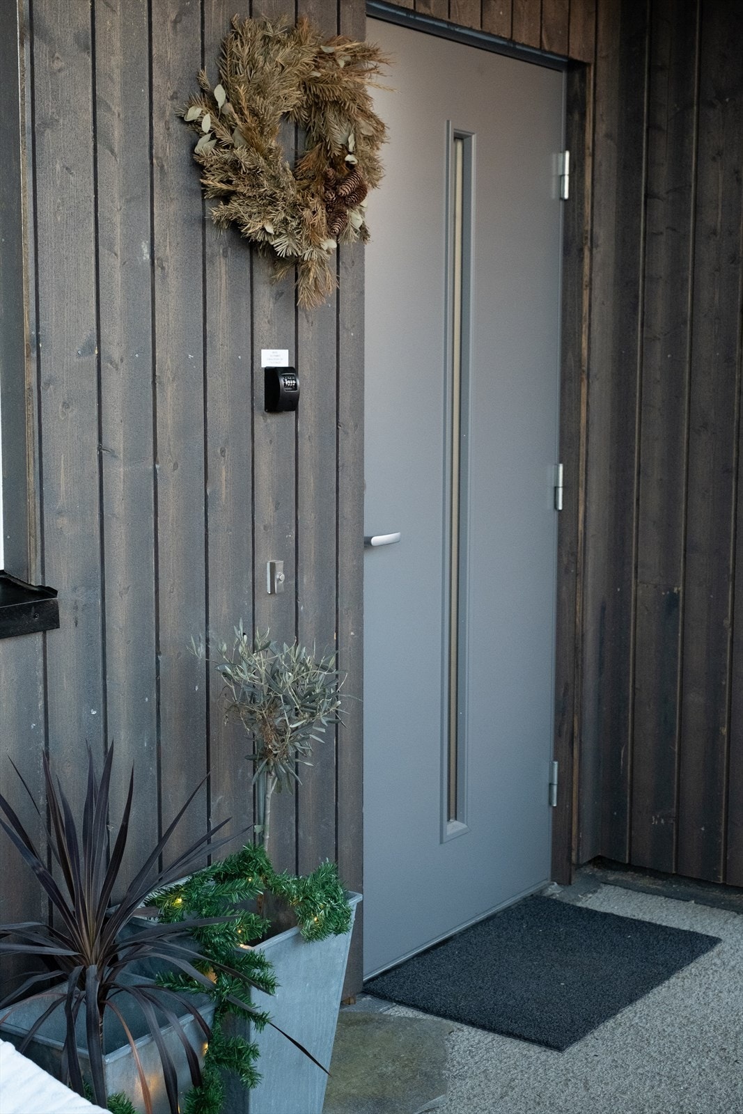 Fint inngangsparti som gir leiligheten godt førsteinntrykk Galleribilde