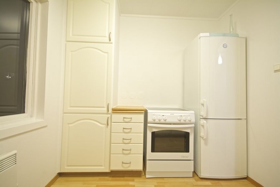 Kjøkken, med kombiskap, komfyr, mikrobølgeovn, vannkoker Galleribilde