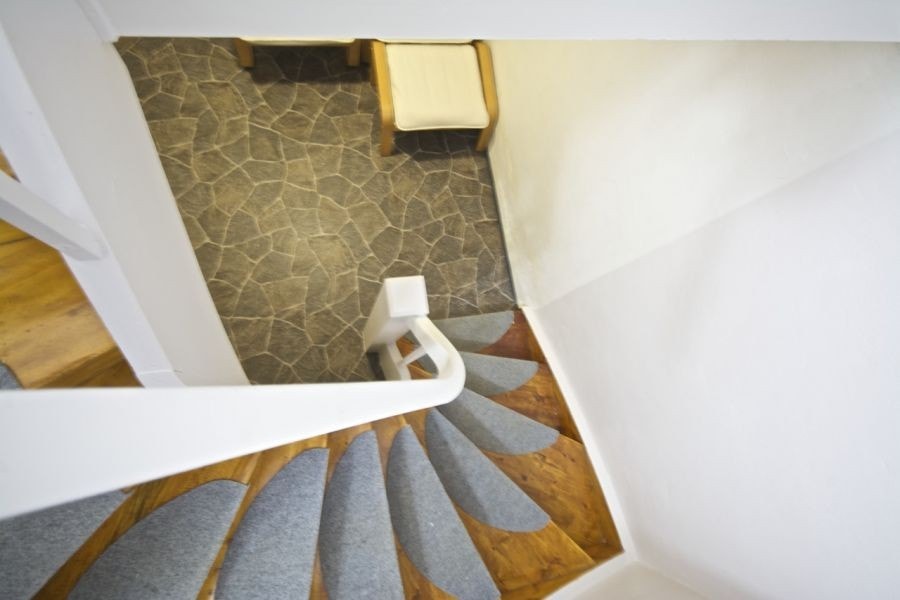 Trappegang ned til kjeller, hvor felles vaskerom er Galleribilde