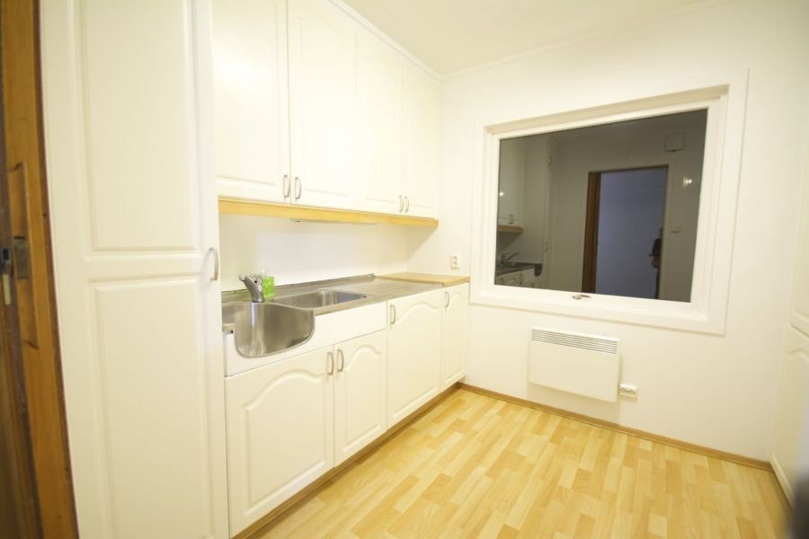 Kjøkken, med kombiskap, komfyr, mikrobølgeovn, vannkoker Galleribilde