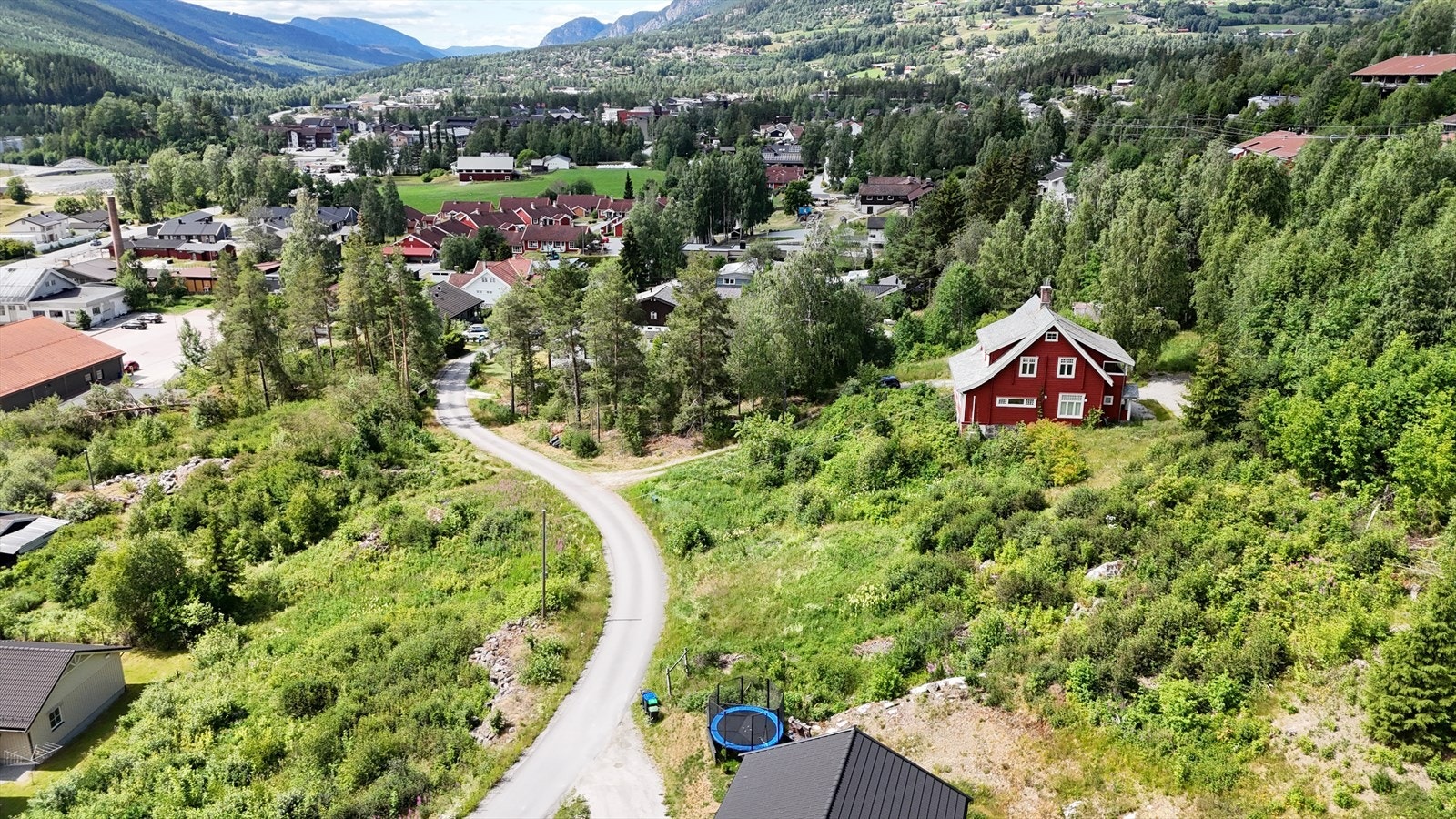 Tomten merket med pil er regulert til rekkehus. Galleribilde