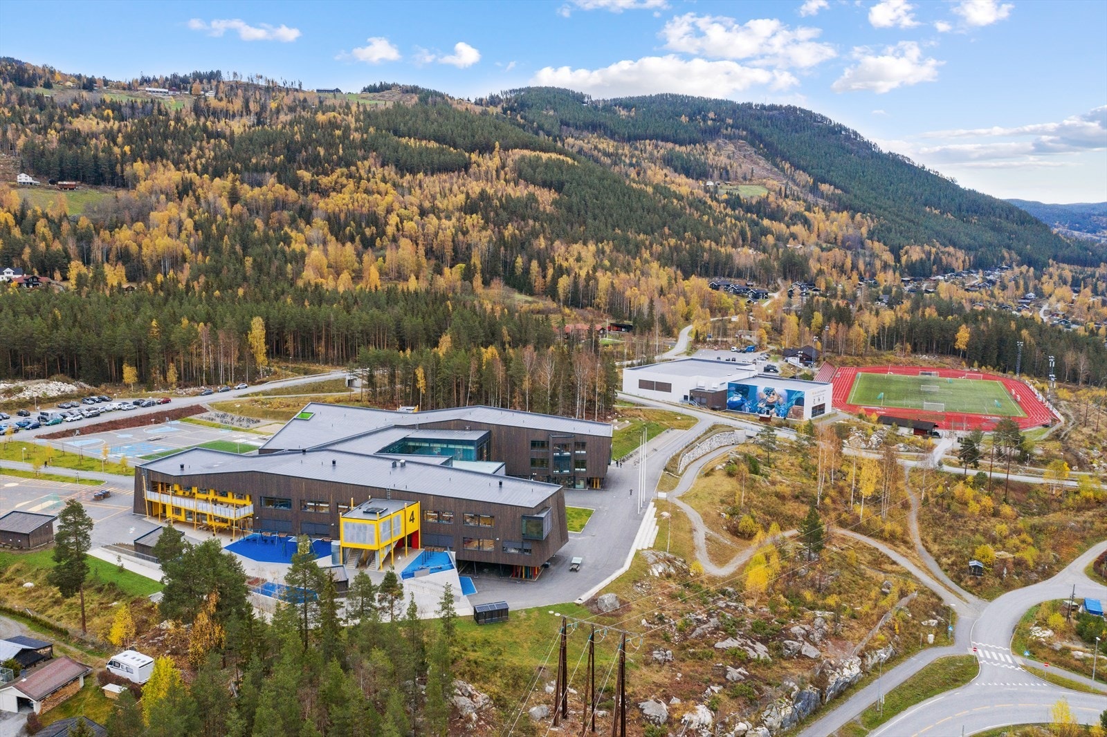 Gol barne- og ungdomsskole, flerbrukshall og Hallingmo.jpg Galleribilde