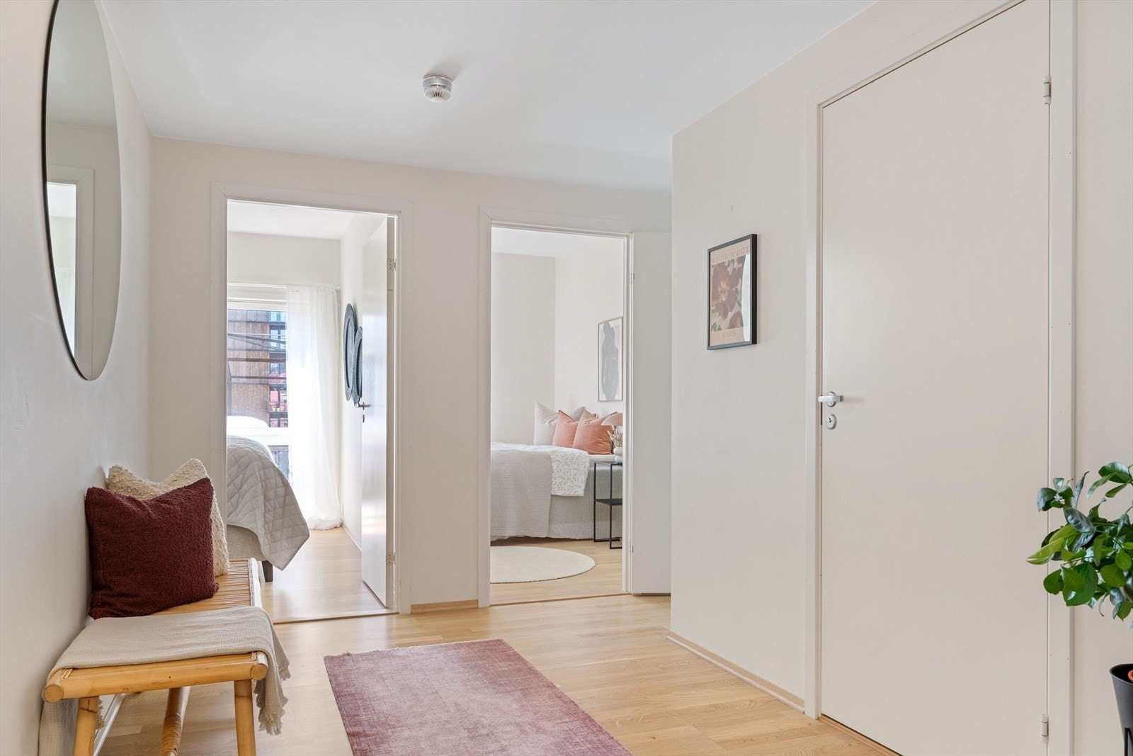 Man har tilgang til begge soverommene fra entréen. På venstre hånd finner man samt en bod på 3,5 kvm, som også har stikkontakt. Galleribilde