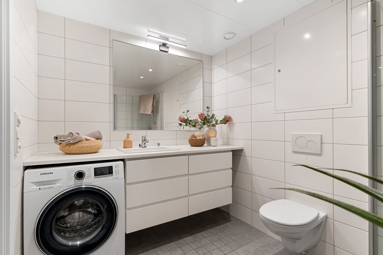 Baderomsinnredningen har hvite fronter, og består av en heldekkende servant på en skuffeseksjon og et stort speil. Badet har fått tilstandsgrad 1, i følge takstmann. Galleribilde