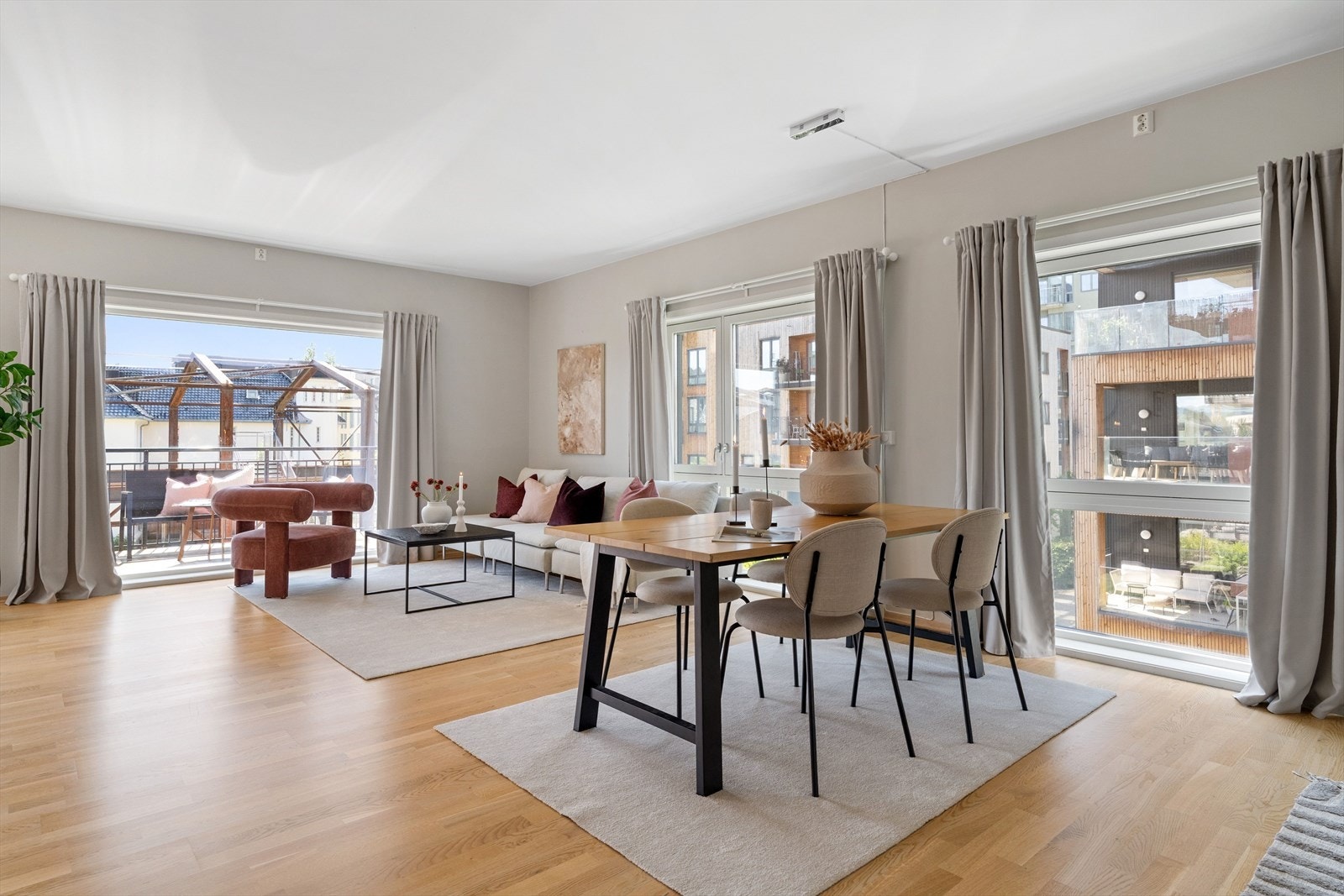 Velkommen til Ladeveien 19, En leilighet som ligger i byggets 3.etasje med utstrakte vindusflater som slipper til mye dagslys. Her ligger du fint til i nærheten til populære Korsvika og Ladestien. Galleribilde