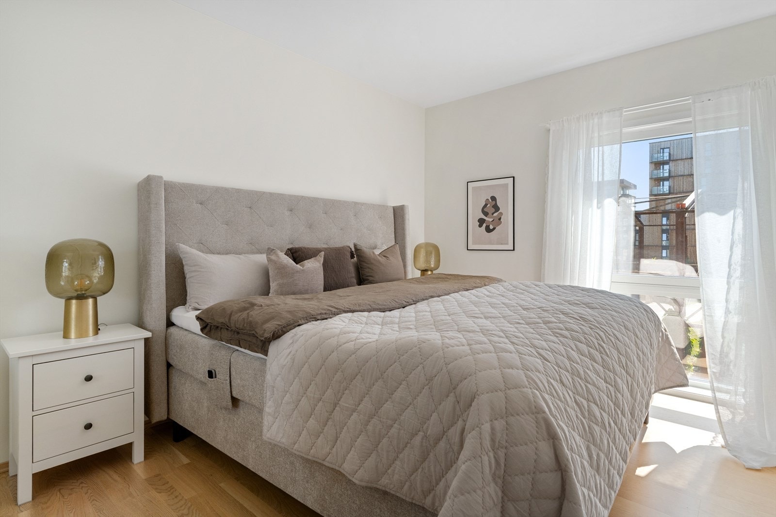 Leiligheten inneholder to soverom på 14 m² og 8 m² . Begge soverommene har god plass til dobbeltseng og en garderobeløsning/kontorpult. Galleribilde