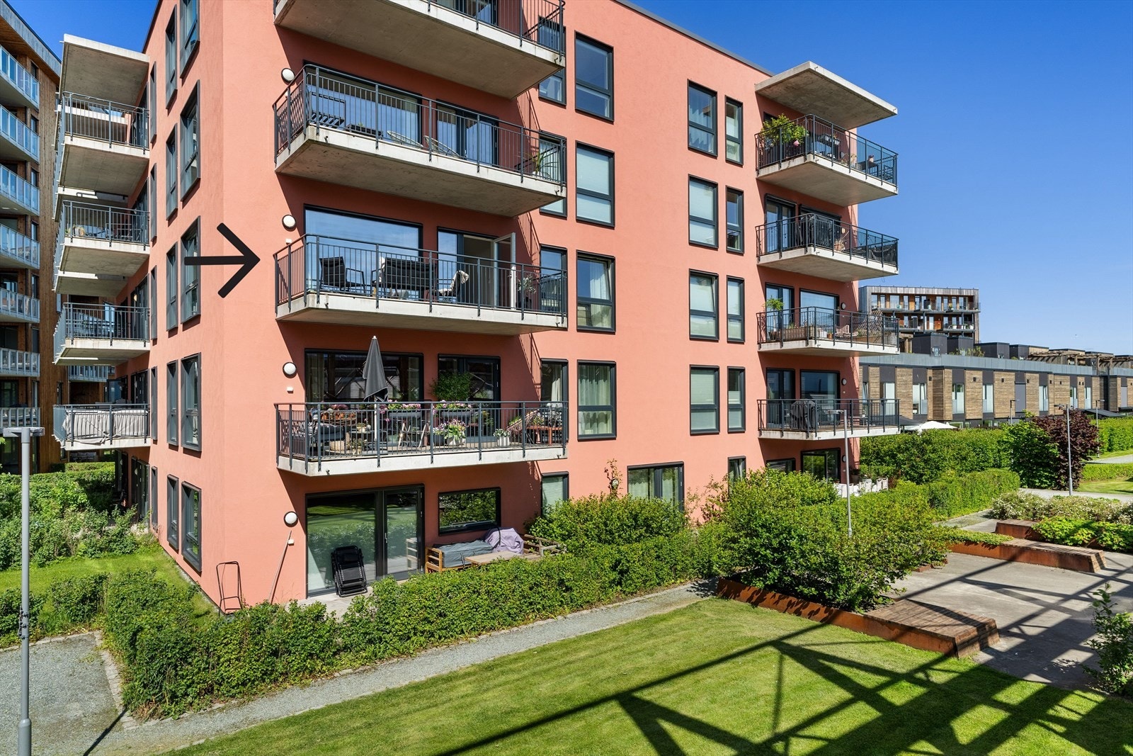 Like utenfor inngangsdøren finner du Maskinparken, dagligvarebutikker, bussholdeplass og treningssenter. Det er også gangavstand til togstasjon, restauranter, skoler, barnehager og lekeland. Galleribilde