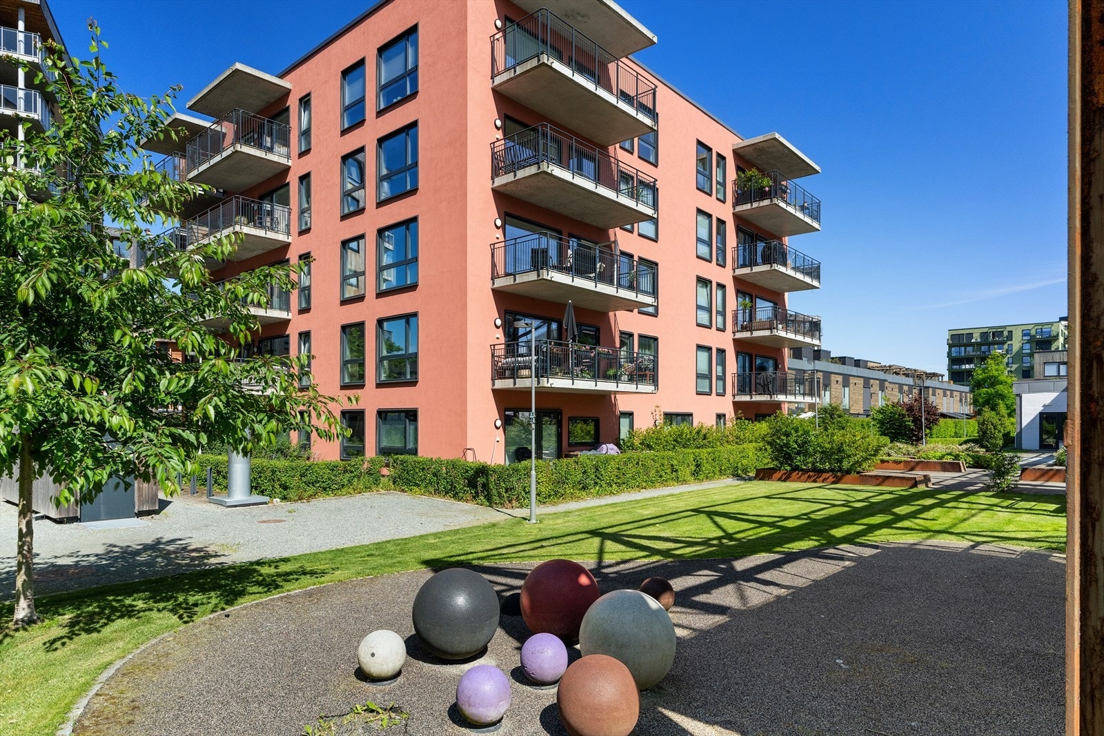 Med leiligheten følger også fast parkeringsplass i garasjekjeller (med elbil-lader). Sameiet har også en egen sykkelbod. Galleribilde
