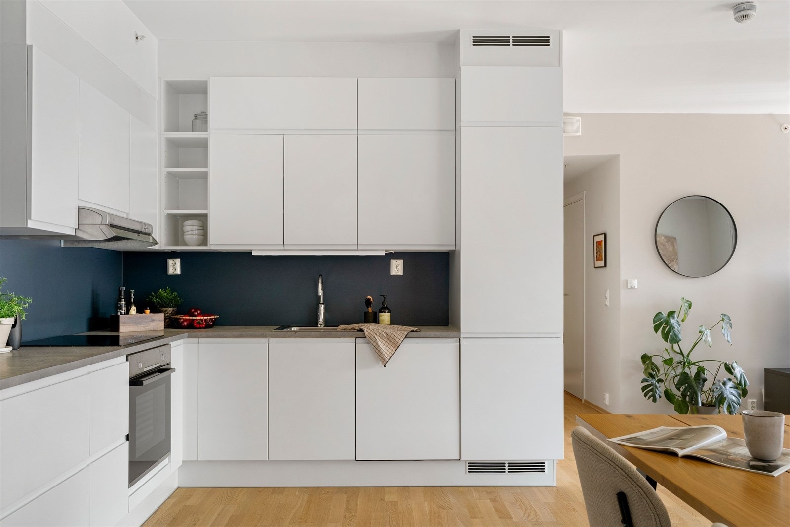 Kjøkkenet har et moderne, pent og arealeffektivt design med god skap- og benkeplass. Kjøkkenet har fått, tilstandsgrad 1 ifølge takstmann. Galleribilde