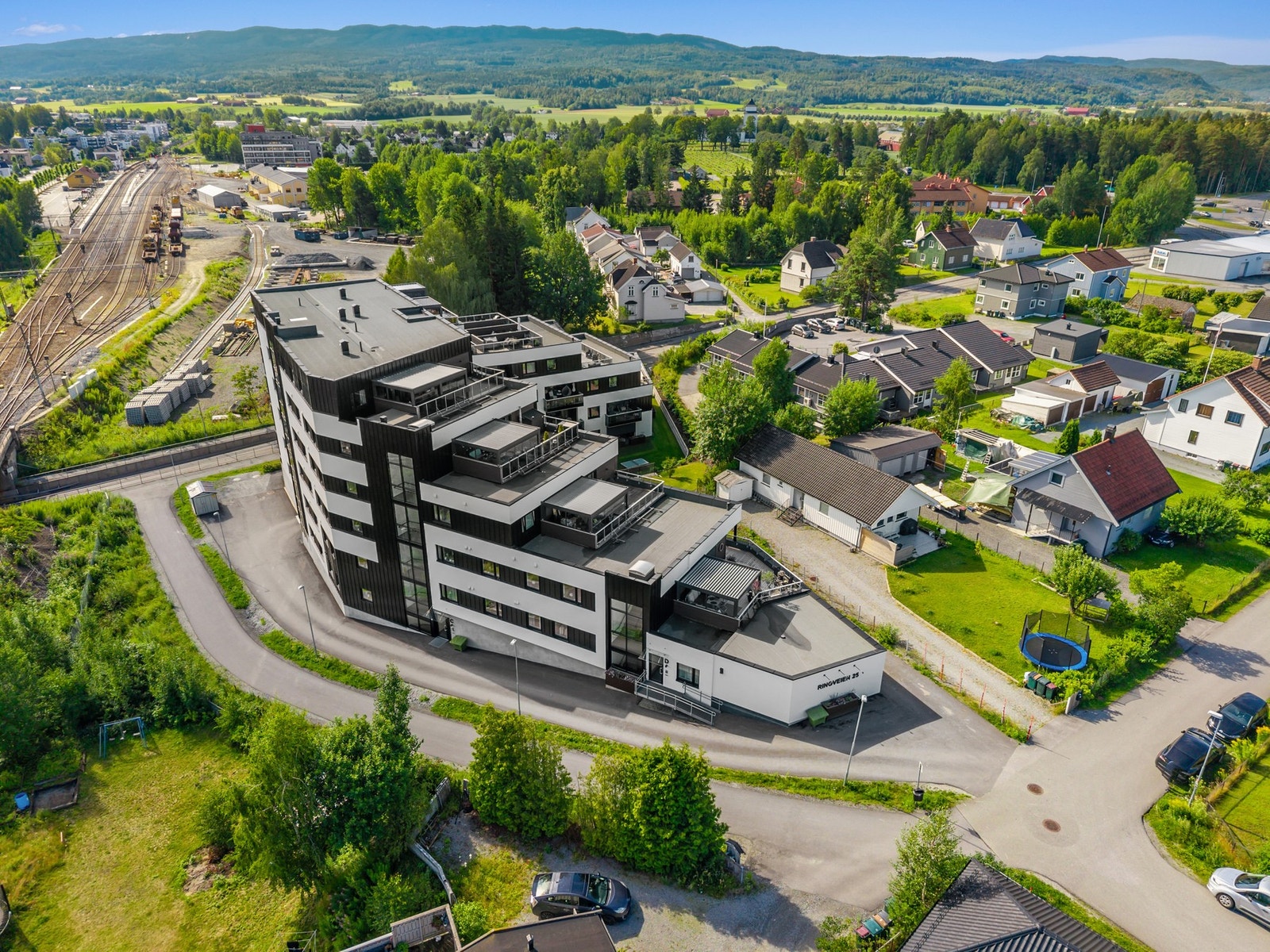 Leiligheten har en sentral beliggenhet i et etablert område av Hokksund, med kort gangavstand til matbutikk, buss- og togstasjon samt sentrum Galleribilde