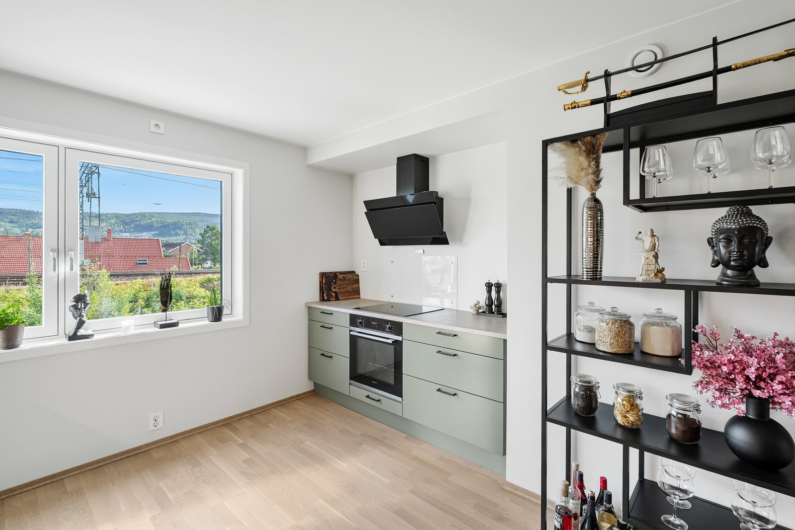 Videre er det montert komfyrvakt og automatisk vannstoppesystem for en tryggere hverdag Galleribilde