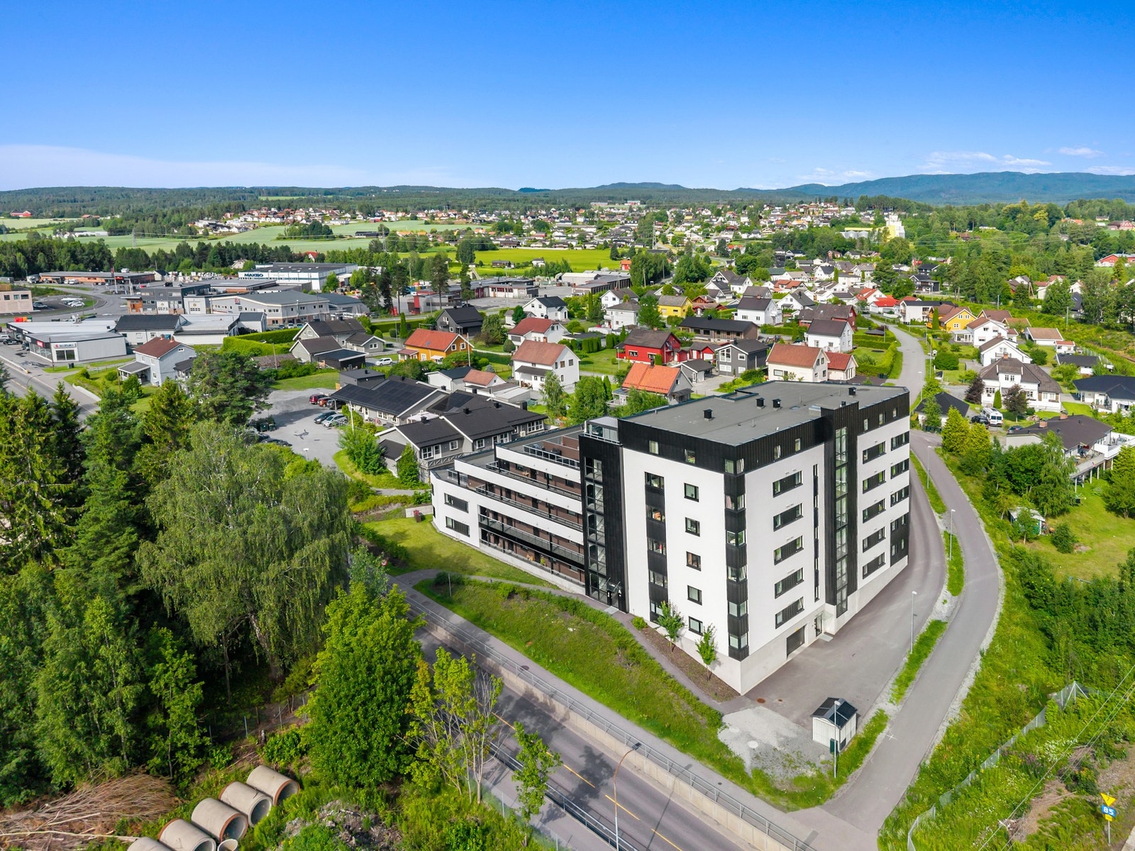 Nærområdet byr på flotte rekreasjonsmuligheter, med turstier langs Drammenselva som kan nytes både sommer og vinter, samt kort vei til marka med et rikt utvalg av turmuligheter i variert og naturskjønt terreng Galleribilde