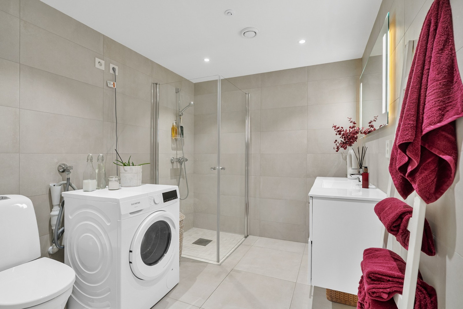 Delikat, helfliset bad med downlights i himling og gulvvarme Galleribilde